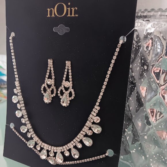 NOIR JEWELRY 3pc SET Glamorous Silver Clear Crystal Necklace/Earrings/Bracelet - Picture 4 of 5